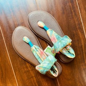 NWT SANUK Yoga sling flip flops